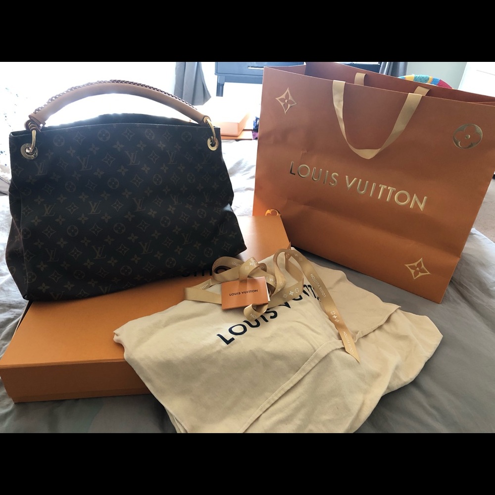 Louis Vuitton Artsy MM Bag